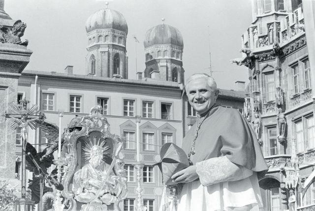 In Berlin: Bogen-Schütze schießt vom Balkon auf Büro – SEK-Einsatz!