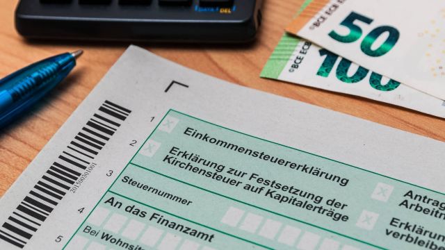 Klima-Aktivisten sprengen Hochzeitsmesse mit Kindersärgen