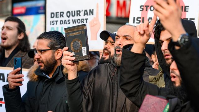 Karneval: „Treibt’s ein Nazi-Prinz zu wild“ – Als Strack-Zimmermann loslegt, erstarrt Merz‘ Gesicht - WELT