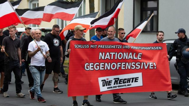 Berlin: Zerstörter Russen-Panzer wird vor Putins Botschaft abgestellt