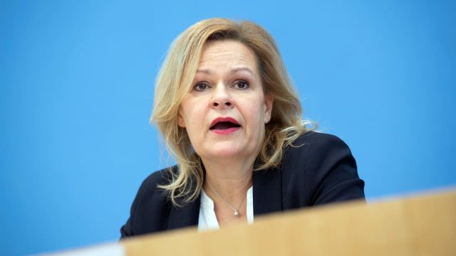 Schwesig und Dreyer: Wie man sich trotz Vorwürfen im Amt hält